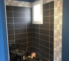 Peinture de la suite parentale enfin réalisée ! Bleu nuit sur l?ensemble des murs. Décoration de la douche à l?italienne (surtout pour protéger le mur contre les projections d?eau) avec une faïence décorative stickers effet carreaux de ciment. Cadre de douche et cadre assorti autour de la vasque. 

Meuble salle de bains alinéa. Faïence déco centrakor.