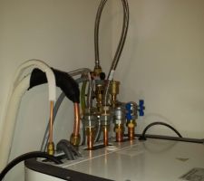 Pose de la PAC air / eau Daikin: tuyaux d'alimentation du PC et liaison frigo.