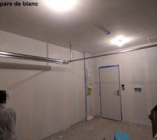 Première couche de peinture dans le garage.