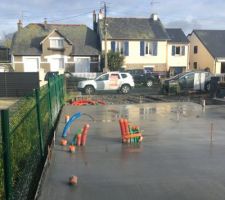 Vue depuis la cuisine de la future buanderie/arrière cuisine et du garage, ainsi que de la cage d'escalier vitrée et du porche d'entrée