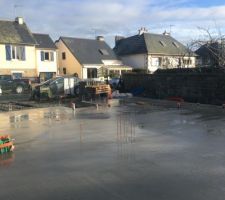 Vue depuis la cuisine de la future buanderie/arrière cuisine, de la pièce de vie, entrée et de la chambre du rez de chaussée