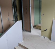 Cloisons de l'&eacute;tage - vue depuis mezzanine / bureau