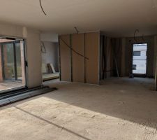 Cloisons rez de chaussée - Vue sur l'entrée et la cuisine depuis le séjour