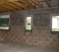 Le 21 et 24 /12:
Pose des regards, des ventilations basses, des appuis de fenêtres et préparation des seuils.