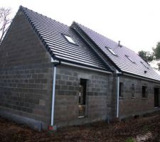 Le 21 et 24 /12:
Pose des regards, des ventilations basses, des appuis de fenêtres et préparation des seuils.