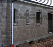 Le 21 et 24 /12:
Pose des regards, des ventilations basses, des appuis de fenêtres et préparation des seuils.