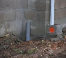 Le 21 et 24 /12:
Pose des regards, des ventilations basses, des appuis de fenêtres et préparation des seuils.