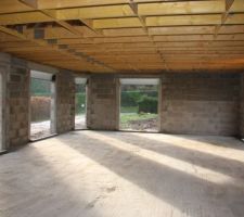 Le 21 et 24 /12:
Pose des regards, des ventilations basses, des appuis de fenêtres et préparation des seuils.