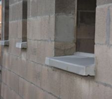 Le 21 et 24 /12:
Pose des regards, des ventilations basses, des appuis de fenêtres et préparation des seuils.