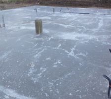RAS. La dalle doit sécher pendant les vacances de fin d'année, début des travaux de maçonnerie prévu mi-janvier. C'est étrange de se balader sur la dalle en passant d'une pièce à l'autre, quand on a passé tellement de temps sur les plans. Bon, virtuellement, ya pas de murs, mais quand même, ça fait plaisir.