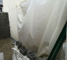 Le ma&ccedil;on a cass&eacute; notre mur porteur pour utiliser la brique dans le coulage de la dalle du cabanon. Mais depuis une b&acirc;che recouvre notre placo et &ccedil;a caille !!