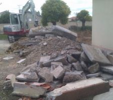 Terrasse totalement cass&eacute;e