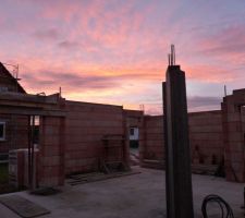 Le mur porteur en biais et le beau coucher de soleil de novembre..