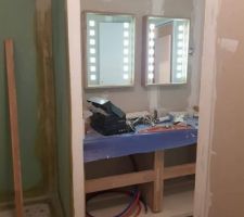 Plan vasque et miroir salle de bains du bad