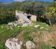 La petite maisonette en ruine qui va avec (libre &agrave;  des id&eacute;es de la fonction de celle ci....)