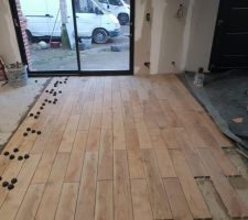 Pose du carrelage imitation parquet dans le salon