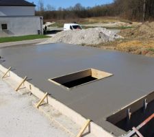 A l'inverse de la partie habitation, la partie garage a été coulée avec un grand soleil.
Avec le trou pour l'accès au VS.