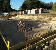 Installation des longrines pour couler la semelle du vide sanitaire