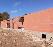 élévation des murs. La maison se dessine peu à peu