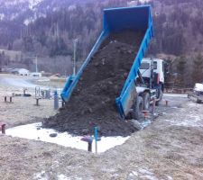 Fin de l'empierrement ; reste la couche de finition.