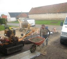 Transport du mortier de la b&eacute;tonni&egrave;re au garage