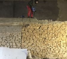 Toujours sur le même mur nous avons ôté sur toute la longueur le coulage béton (ferraillé) qui servait autrefois de support au plancher de l'étage. Pas évident de tenir le marteau piqueur sur une épaisseur de mur d'à peine 40cm à cette hauteur. Très clairement je déconseille à tout le monde de faire çà sauf si vous êtes du métier. Le risque de chute est bien réel !