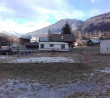 La caravane est enfin en place : depuis juillet je supplie le terrassier de bien vouloir faire son travail !