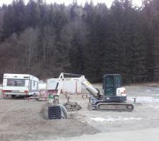 La caravane est enfin en place : depuis juillet je supplie le terrassier de bien vouloir faire son travail !