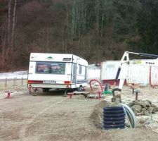 La caravane est enfin en place : depuis juillet je supplie le terrassier de bien vouloir faire son travail !