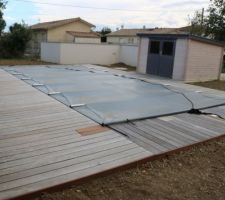 Egalisation des terres tout autour de la terrasse.