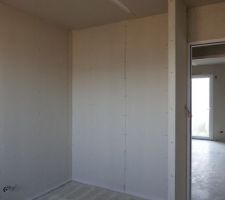 Une des chambres avec le placard