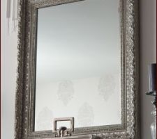 Mise en place moulure sur manteau cheminée du salon.