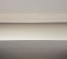 Mise en place du cache pour le rail de la porte coulissante.