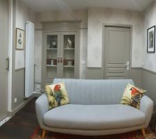 Quelques touches de couleur dans le petit salon.