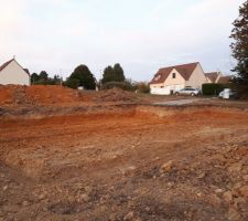 17 et 18 septembre, terrassement en vue du coulage du béton pour les fondations. Enfin ça commence.