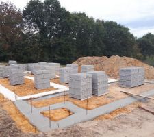 Ils ont coulé aussi les fondations de la future terrasse de 50M2. Les parpaings sont arrivés pour la construction du vide sanitaire qui sera sur 6 rangs, mon terrain étant en pente et pour l'aspect pratique d'accès par la suite sous la maison à ne surtout pas négliger.