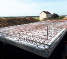 Le plombier est venu poser le circuit du plancher chauffant qui sera coulé dans la dalle. travail toujours nickel pour l'instant satisfait, pourvu que ça dure.