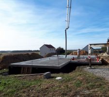 Les maçons sont à pied d'oeuvre et le beau temps est là pour une fin de mois d'octobre. 3 camions sont nécessaires pour le béton. Sacré travail que de lisser le béton sur toute la surface.