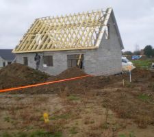 Voici le derrière de la maison, on peut apercevoir les délimitations que j'ai installé