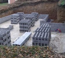 Parpaings à bancher de chez Alkern pour monter les murs du sous-sol.