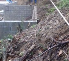 Le gérant de cette entreprise avait mis ce jour-là ses équipes sur le chantier afin de se dépêcher à positionner les poutrelles et les entrevous pour cacher la déformation du mur que l'on peut voir le long du cordeau.