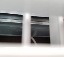 Sur les ailettes des chambres il y a bien la petite plaque métallique, elles ne sont pas trouées contrairement à celles du salon