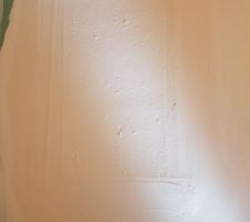 Enduit complètement raté (en plus de n'avoir rien à faire là).