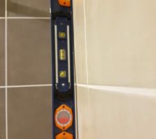 Le carrelage de la salle de bain est bombé, ça se voit facilement à l'oeil nu (pas facile sur la photo)