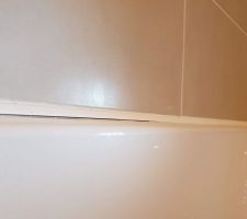 Joint de baignoire mal positionné (c'est une lamelle en plastique)