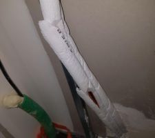 Tuyauterie tordue qui force sur les arrivées, en plus d'être inesthétique
