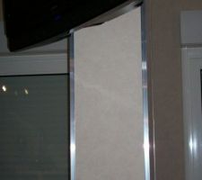 Les baguettes en alu aux 4 angles du poteau.