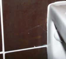 Eclat près du WC suspendu.