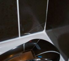 Eclat dans l'angle du lave-mains.