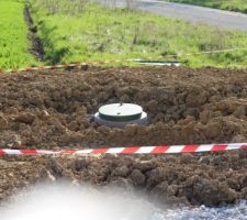 La cuve de récupération des eaux pluviales est posée